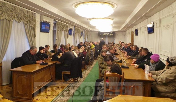 Процес над Колмогоровим: підтримати обвинуваченого прибули депутати і побратими, в приміщенні суду тиснява. ФОТОрепортаж