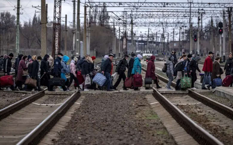 Понад 9,6 млн українців залишаються переселенцями та біженцями