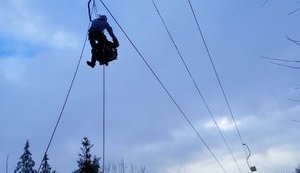 Спасатели в Славском сняли с подъемника 74 туриста, - ГСЧС