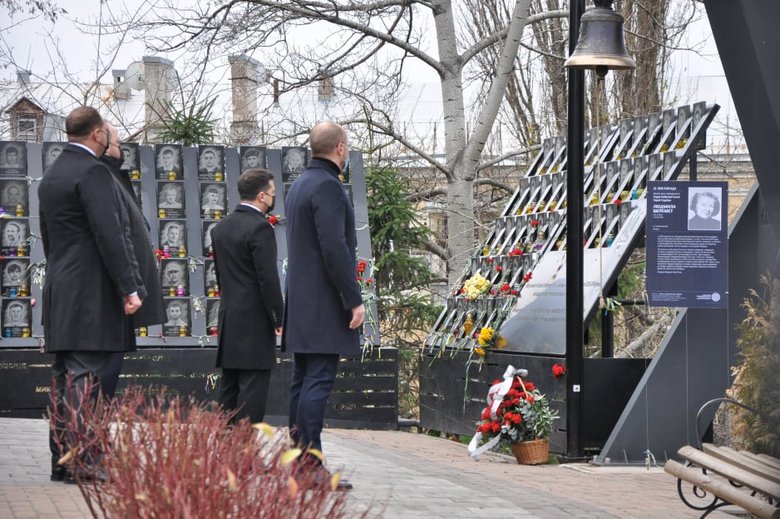 Зеленський та Єрмак вшанували память загиблих Героїв Небесної Сотні в Києві 04