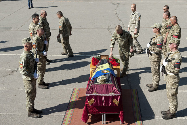 С воином Александром Буйвало, погибшим в 2014 году на Луганщине в результате ракетного обстрела с территории РФ, простились в Сумах 04