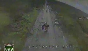 Drones of 68th Dovbush’s Hornets Brigade eliminate "flag-bearer" occupier in middle of road. VIDEO