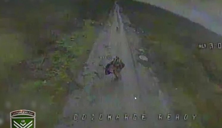 Drones of 68th Dovbush’s Hornets Brigade eliminate "flag-bearer" occupier in middle of road. VIDEO