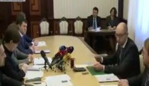 Бензин "бадяжат" непосредственно на нефтебазах и там всего 39-45% самого горючего, - Яценюк. ВИДЕО