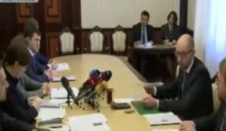Бензин "бадяжат" непосредственно на нефтебазах и там всего 39-45% самого горючего, - Яценюк. ВИДЕО