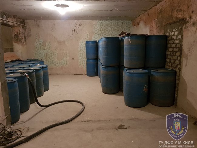 Податківці виявили підпільний склад зі спиртом під Києвом 04