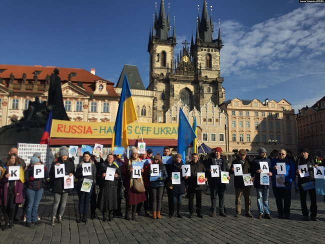 У центрі Праги відбувся флешмоб Крим - це Україна 01