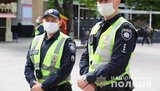 9 травня у Вінниці: Учасник організованого партією Шарія автопробігу штовхнув своїм "Москвичем 412" 51-річного чоловіка й написав заяву про пошкодження машини. ФОТОрепортаж