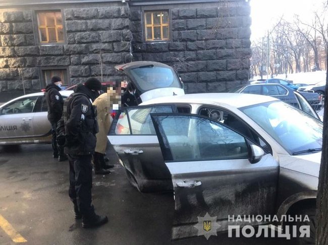 В правительственном квартале задержали мужчину с пистолетом и ножом, - полиция 01