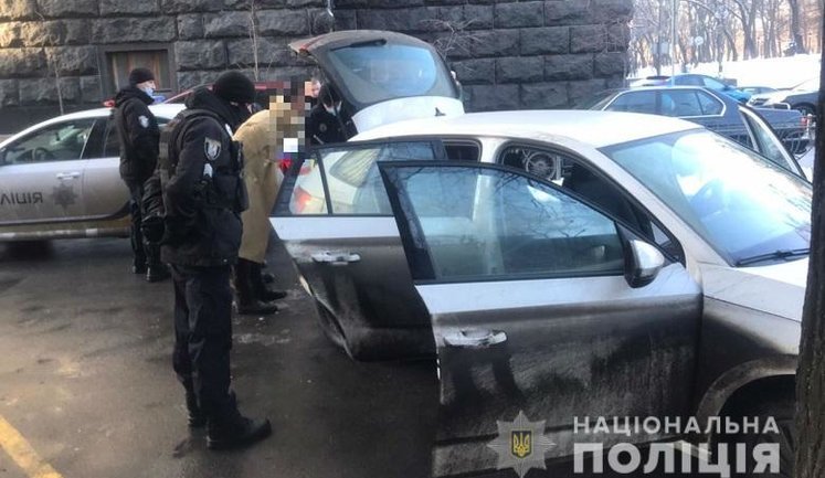 В урядовому кварталі затримали чоловіка з пістолетом і ножем, - поліція. ФОТО
