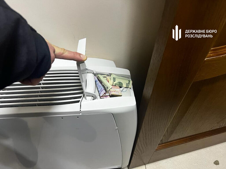 На Одеській митниці вимагали гроші за ввезення товарів, хабарі ховали навіть у туалеті, - ДБР 09