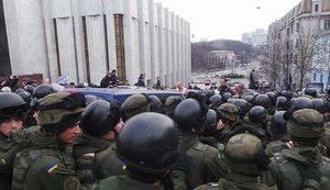 Затримання Саакашвілі: поліція намагається відтіснити активістів на Трьохсвятительській, був застосований газ. ФОТОрепортаж (оновлено)