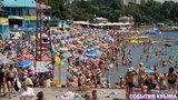 Отдых "по-крымски": на бесплатных пляжах загорают стоя. ФОТО