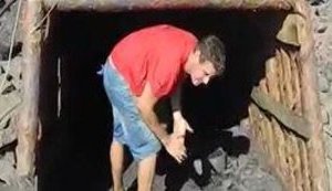 "В этой дырке страшно просто находиться, не то что долбать там уголь", - журналисты побывали в одной из копанок. ВИДЕО+ФОТО