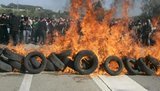 В Первомайске народ строит баррикады: "Беркут" с протоколами заблокирован. ФОТО