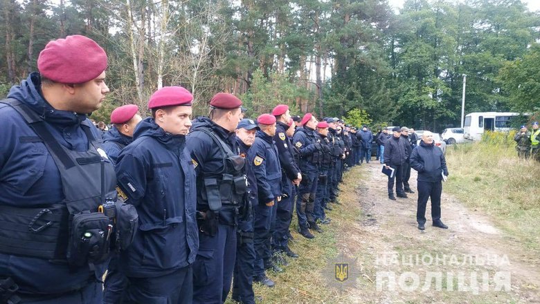 Слідчі, рятувальники, водолази, - під Києвом розшукують тих, хто стріляв у Шефіра 06