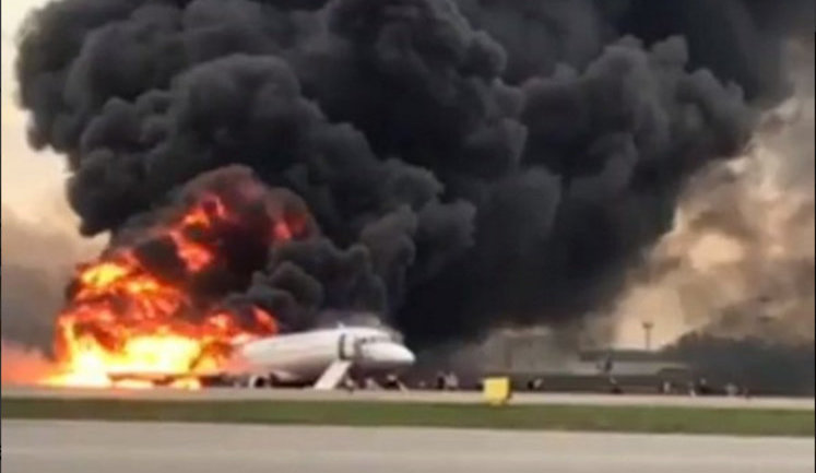 Авіакатастрофа в Росії: У "Шереметьєво" згорів Sukhoi Superjet - 41 людина загинула. ВIДЕО