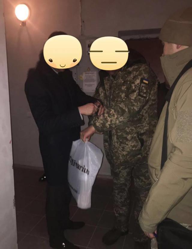 В їжі курсантів ХНУПС знайдено тарганів. Керівництво вузу затримане, - Матіос 03 В їжі курсантів ХНУПС знайдено тарганів. Керівництво вузу затримане, - Матіос 03