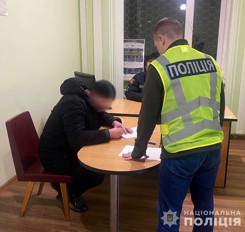 Поліція Житомирщини затримала працівника моргу, який обікрав полеглого воїна