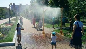 В парках Киева появились водяные арки для спасения от жары. СПИСОК