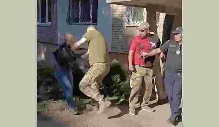 У Львові військовий ТЦК кинув жінку в клумбу: у військкоматі заявили про напад цивільної на групу оповіщення. ВIДЕО