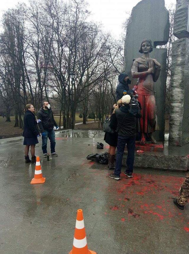 Активісти відмили київський памятник поетесі Телізі, розмальований вандалами 07 Активісти відмили київський памятник поетесі Телізі, розмальований вандалами 07