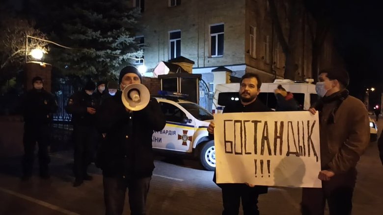 Украинцы у посольства Казахстана выразили поддержку протестующим 15