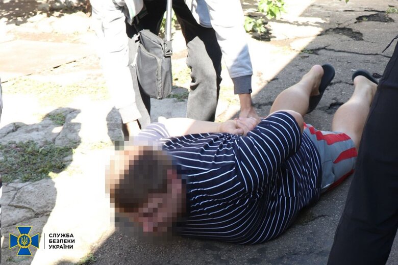 Корректировал удары РФ голосовыми сообщениями: В Донецкой области контрразведка СБУ задержала российского агента 02