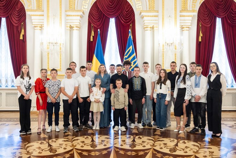 Зеленский наградил детей