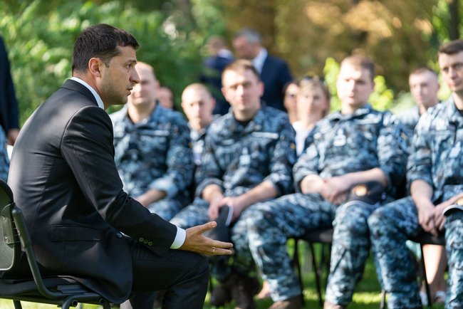 President meets with Ukrainian seamen freed from Russian captivity 04