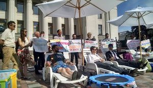 "Працюй стабільно - відпочивай спокійно!" і "На канікули в АТО", - під стінами Ради влаштували пляж для нардепів. ВІДЕО+ФОТОрепортаж