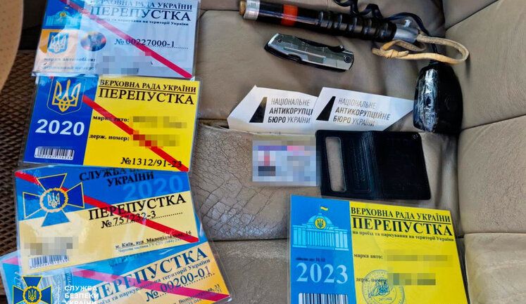 Злоумышленник штамповал фальшивые удостоверения ВР, ОП и силовых учреждений, по которым могли ездить вражеские ДРГ, - СБУ. ФОТОрепортаж