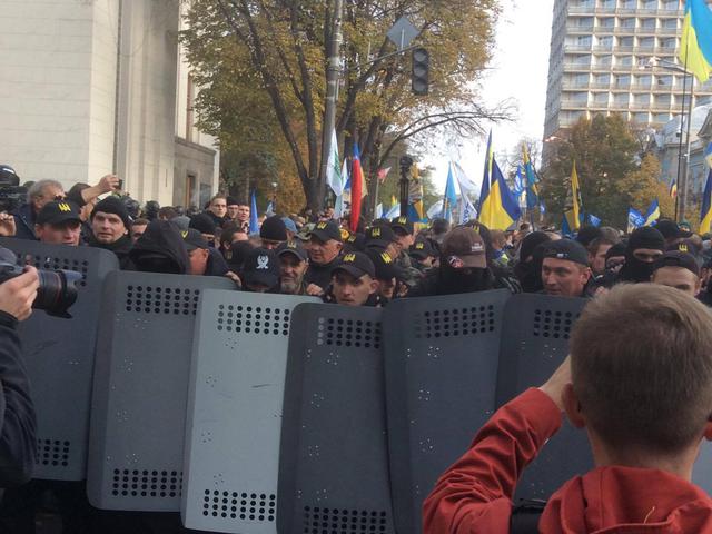 На митинге под Радой произошли столкновения, активистам позволили пронести палатки 05