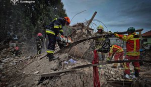 Ворог знищив приватний будинок на Львівщині, є інформація про людей під завалами, - Клименко. ВІДЕО+ФОТОрепортаж