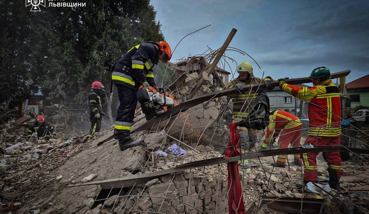 Ворог знищив приватний будинок на Львівщині, є інформація про людей під завалами, - Клименко. ВІДЕО+ФОТОрепортаж
