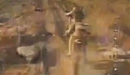 дрон наздоганяє двох мотоштурмовиків