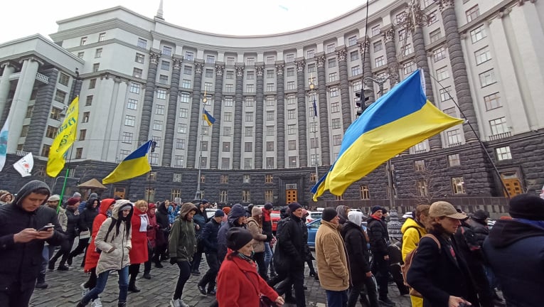 В Києві протестували антивакцинатори: QR-коди на плакатах ведуть на сайт Єдиної Росії 36