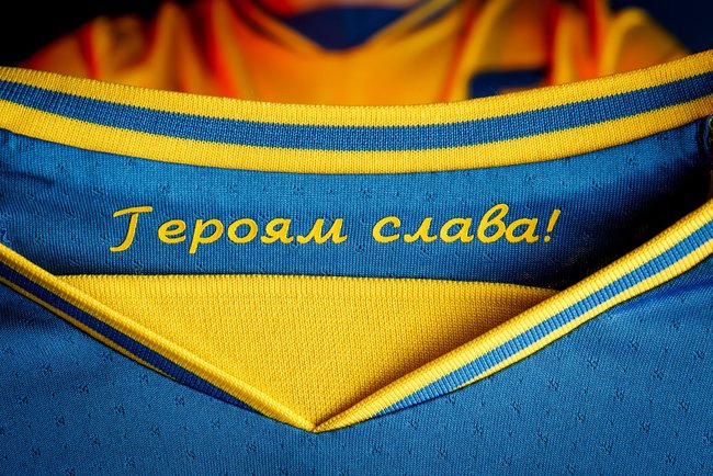 Україна і УЄФА пішли на переможний компроміс: поверх напису Героям Слава! додадуть карту з Кримом 06