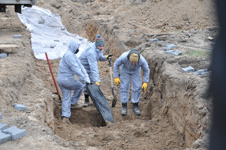 В Бучі ексгумують з братської могили тіла вбитих росіянами мирних жителів: Майже всі з вогнепальними пораненнями, деякі із завязаними руками та ногами 09