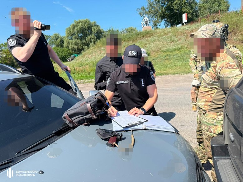 ДБР повідомило про підозру прикордоннику, який намагався підкупити командира для втечі зі служби