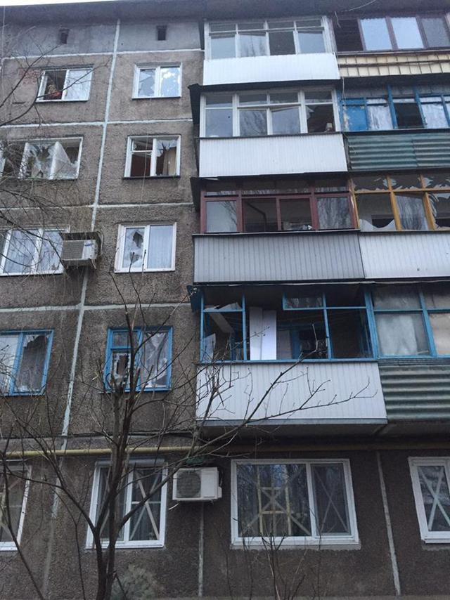 Последствия сегодняшнего обстрела боевиками жилого сектора Авдеевки 02