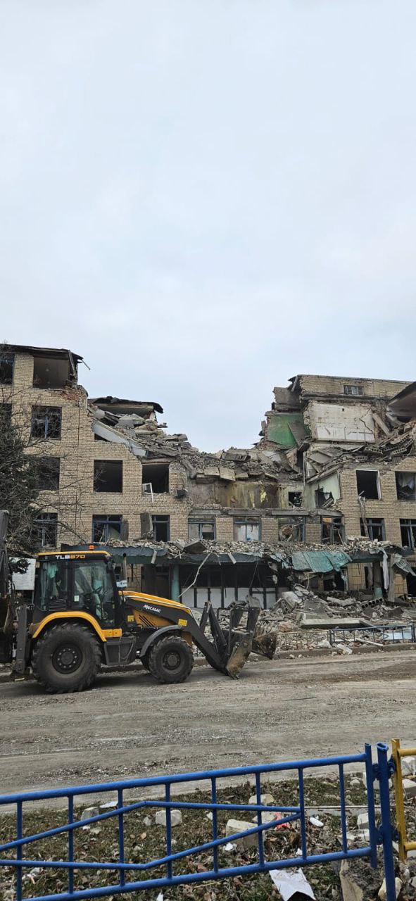 Рашисти вдарили ракетами по Селидовому на Донеччині, пошкоджено багатоповерхівки та адмінбудівлі 01
