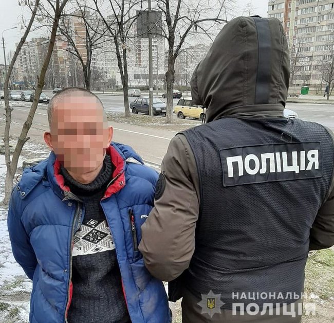 Киевские полицейские задержали двух домушников-альпинистов на Троещине 04