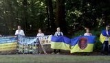 Віллу, де почалися перемовини глав МЗС "нормандської четвірки", пікетували дружини та матері українських заручників на Донбасі. ФОТО