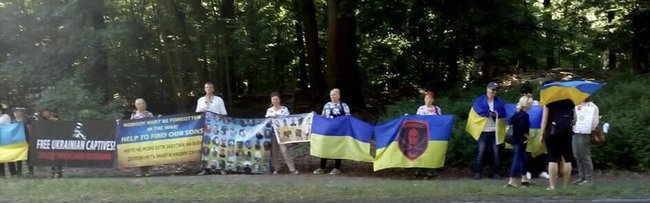 Віллу, де почалися перемовини глав МЗС нормандської четвірки, пікетували дружини та матері українських заручників на Донбасі 01