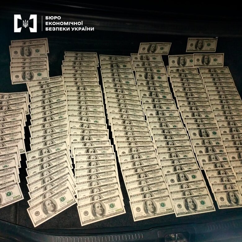 БЕБ викрило злочинну групу, яка збувала фальшиві долари на Львівщині