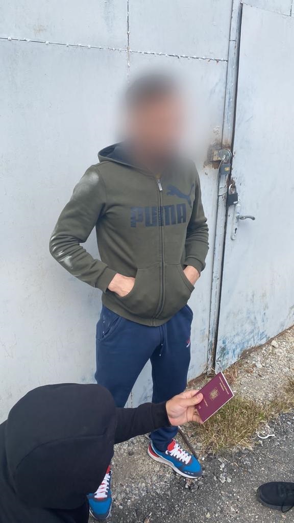 Двое граждан Румынии переправляли через Одессу в ЕС героин в контейнерах с финиками. Их задержали 03