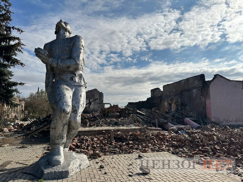 Российские нацисты разбомбили дом культуры в Новоселовке на Донетчине. Уцелел только памятник погибшим в борьбе с немецким нацизмом во Второй мировой 01