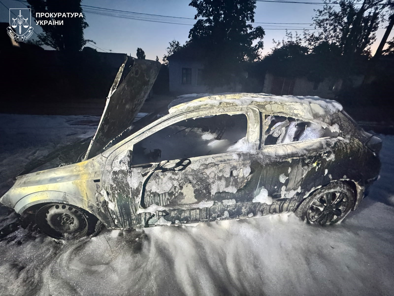 В Николаеве задержали двух мужчин за поджог автомобиля военнослужащего