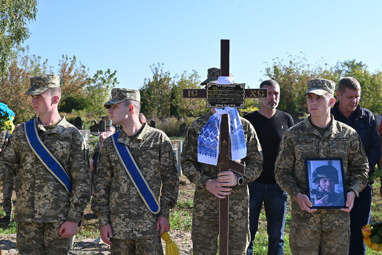 Із загиблим воїном штурмової роти 59-ї бригади Володимиром Іщенком попрощалися у Києві 32